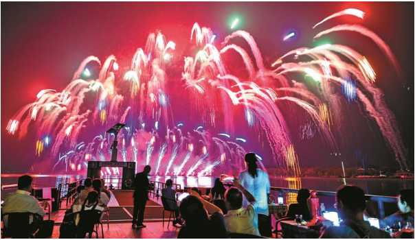 碧波流光，祝福祖國 黿頭渚國慶中秋水上音樂煙花大會絢麗登場